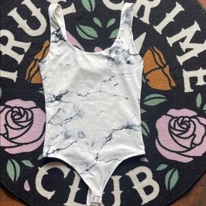 Express White Marble Body Contour Top size Small